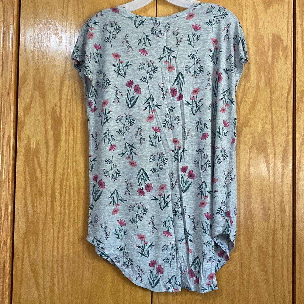 Gray short sleeve shirt with flowers - Picture 4 of 4
